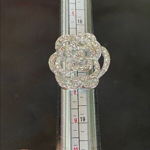 Elegant Silver Floral Ring